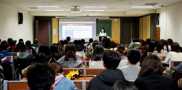 (胡诗伟)胡诗伟就18级管理大类学生选专业工作的具体安排,录取原则和