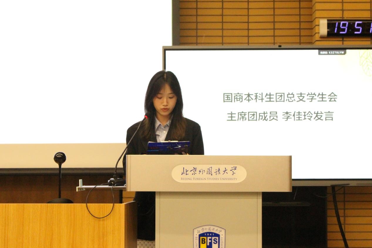 王一彤 